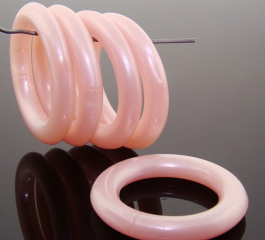 PINK PEARLIZED 32MM ROUND SMOOTH RINGS - Lot of 12 - Click Image to Close
